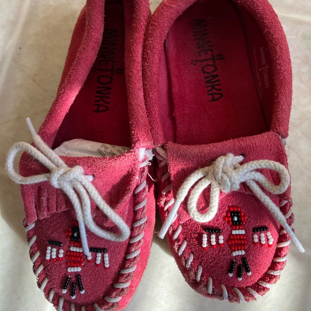 Minnetonka Animikii Thunderbird Hard Sole Pink Moccasins
